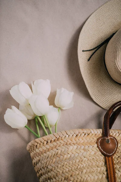 Sepette beyaz laleler