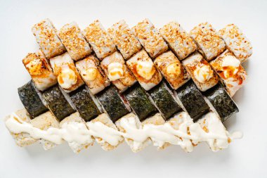 Balık ve krem peynirli suşi.