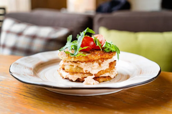 Kartoffelpuffer Mit Sauce Und Gemüse — Stockfoto