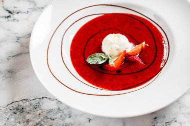 Dondurmalı çilek çorbası.