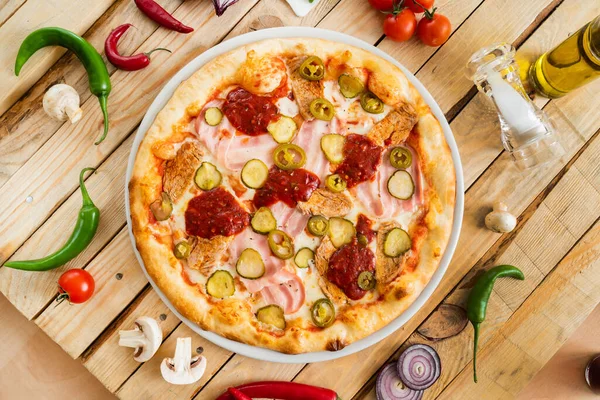 Gustosa Pizza Sullo Sfondo Legno — Foto Stock