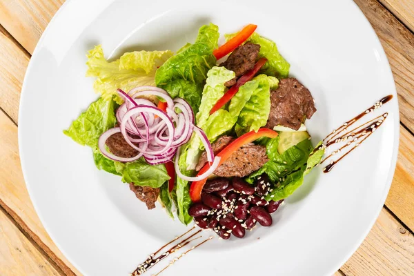 Ensalada Con Ternera Frijoles Rojos Verduras Fondo Madera — Foto de Stock