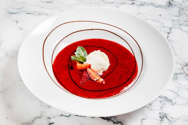 Zuppa Fragole Con Gelato — Foto Stock