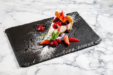 Taze çilek ve naneli cheesecake.