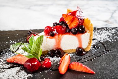 Taze çilek ve naneli cheesecake.