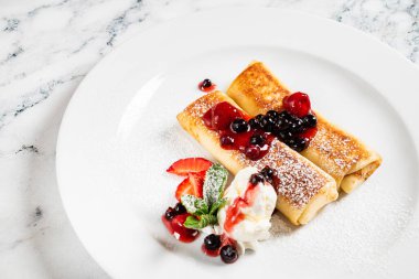 Çilekli ve naneli krep.