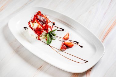 Çilekli tatlı ve dondurma.