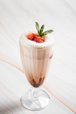 Çilekli ve çikolatalı milkshake.