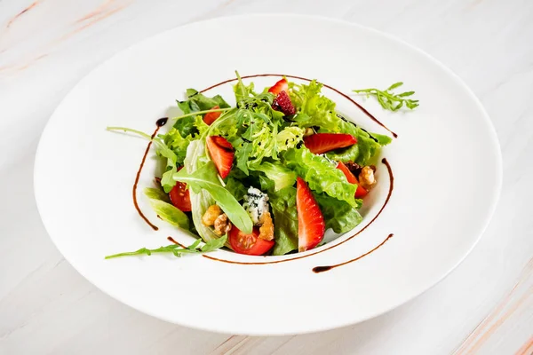 Healthy Salad Strawberriesa Arugula — Stock Photo, Image