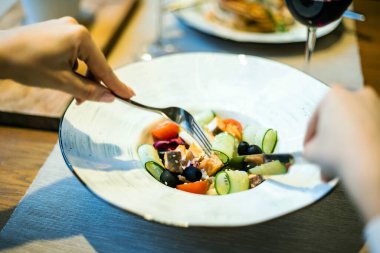 Yeşil sağlıklı Yunan salatası yiyen kadın 