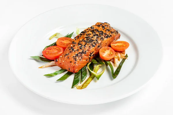 Gegrilde Zalm Met Groenten Specerijen Witte Plaat — Stockfoto