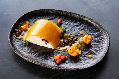 Taze böğürtlenli mus tatlısı