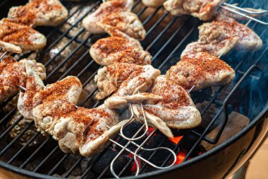 Ev yapımı tavuk kanadı Izgarada bacaklar