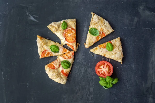 Pizza Casera Con Tomate Albahaca — Foto de Stock