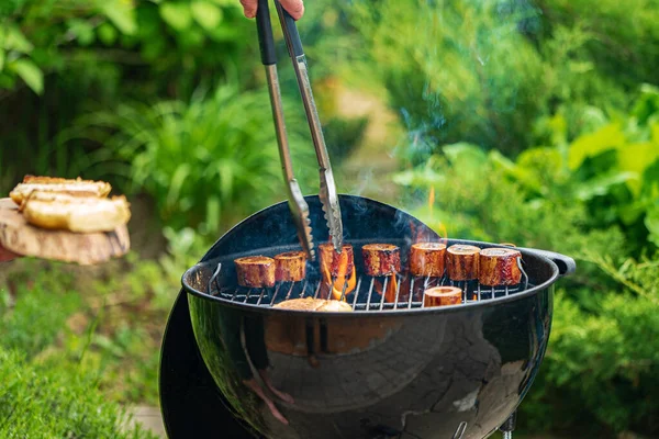 Szef Kuchni Robi Grillowane Mięso Świeżym Powietrzu — Zdjęcie stockowe