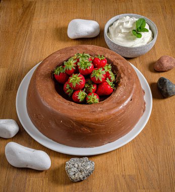 Taze çilekli çikolatalı pasta.