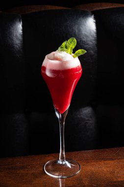 Lokantada nefis bir kokteyl var.