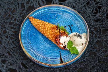 Waffle ve naneli dondurma.