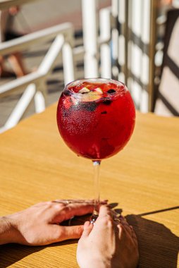 Yaz limonatası içen bir kadın.