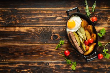 Ahşap arka planda geleneksel yemekler