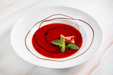 Çikolata soslu çilek çorbası.