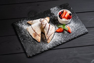 İtalyan pastası, dondurma ve çilek.