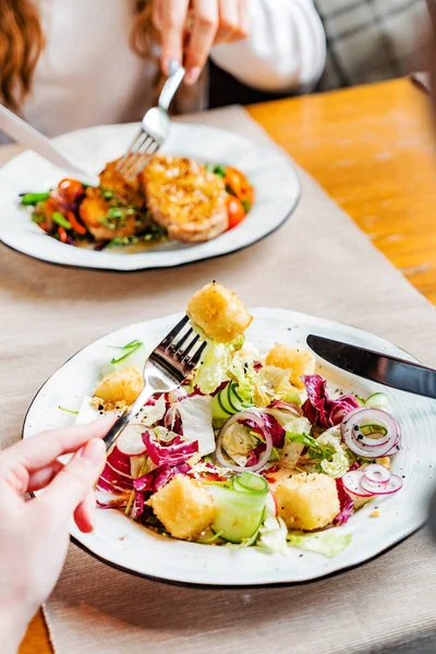 Schmackhafter Salat Mit Käse Und Gemüse — Stockfoto