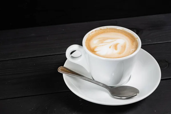 Tasse Cappuccino Auf Schwarzem Hintergrund — Stockfoto