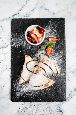 İtalyan pastası, dondurma ve çilek.