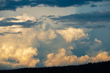 Ufukta güzel bulutlar beliriyor. Mavi gökyüzü ve bulutlar.