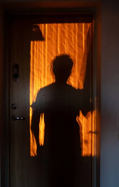 ドアの未知の男性のシルエット — ストック写真