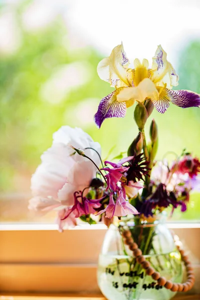 Hermosas Flores Jarrón Sobre Una Mesa Madera — Foto de Stock