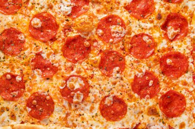 Salamlı ve peynirli pizza.