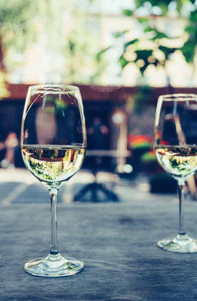 Bicchieri Vino Bianco All Aperto — Foto Stock