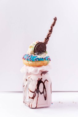 Beyaz arkaplanda milkshake