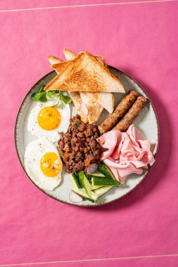 Pembe arka planda geleneksel kahvaltı