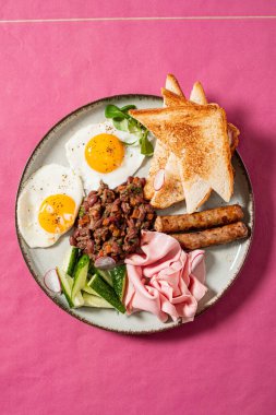 Pembe arka planda geleneksel kahvaltı