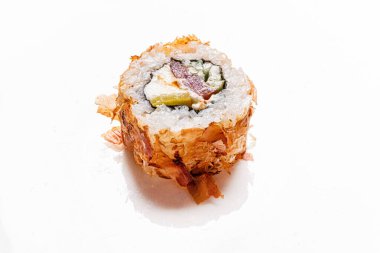 Beyaz arka planda suşi.