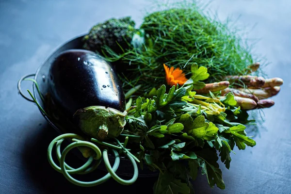 木の背景に新鮮な緑の野菜やハーブ — ストック写真