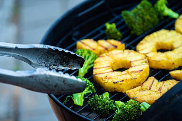 Grillad Ananas Och Broccoli Vegansk Meny — Stockfoto