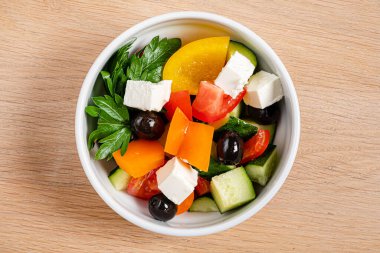 Peynirli salata ve zeytin.