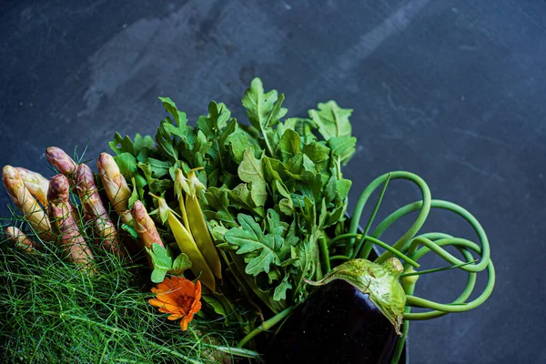 Vegetais Orgânicos Fundo Escuro — Fotografia de Stock