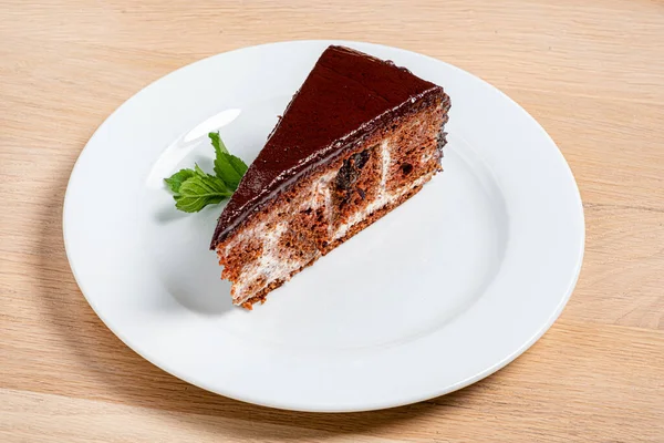 巧克力蛋糕加奶油和薄荷糖 — 图库照片