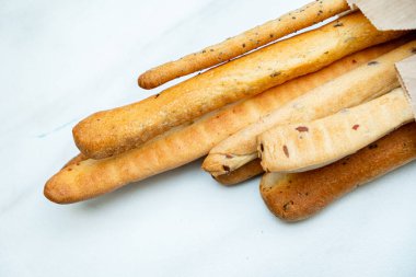 Beyaz arka planda susam tohumlu ev yapımı kurabiyeler