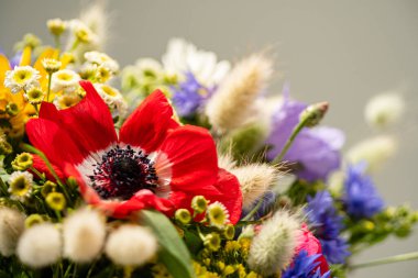 Vazoda güzel bir buket çiçek.