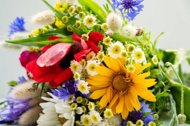 Güzel bir buket çiçek.