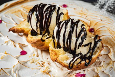 Tatlı, dondurma ve çikolata.