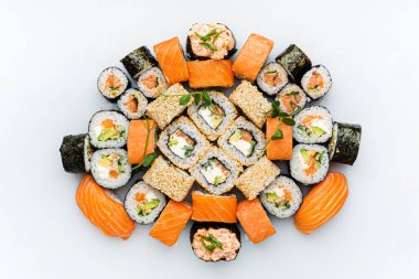 Beyaz arka planda suşi.