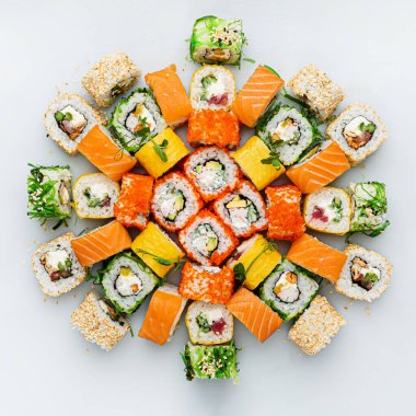 Beyaz arka planda suşi.