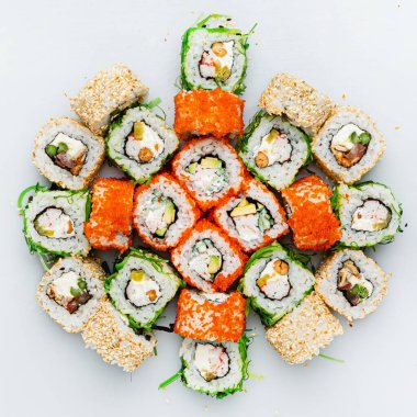 Beyaz arka planda suşi.